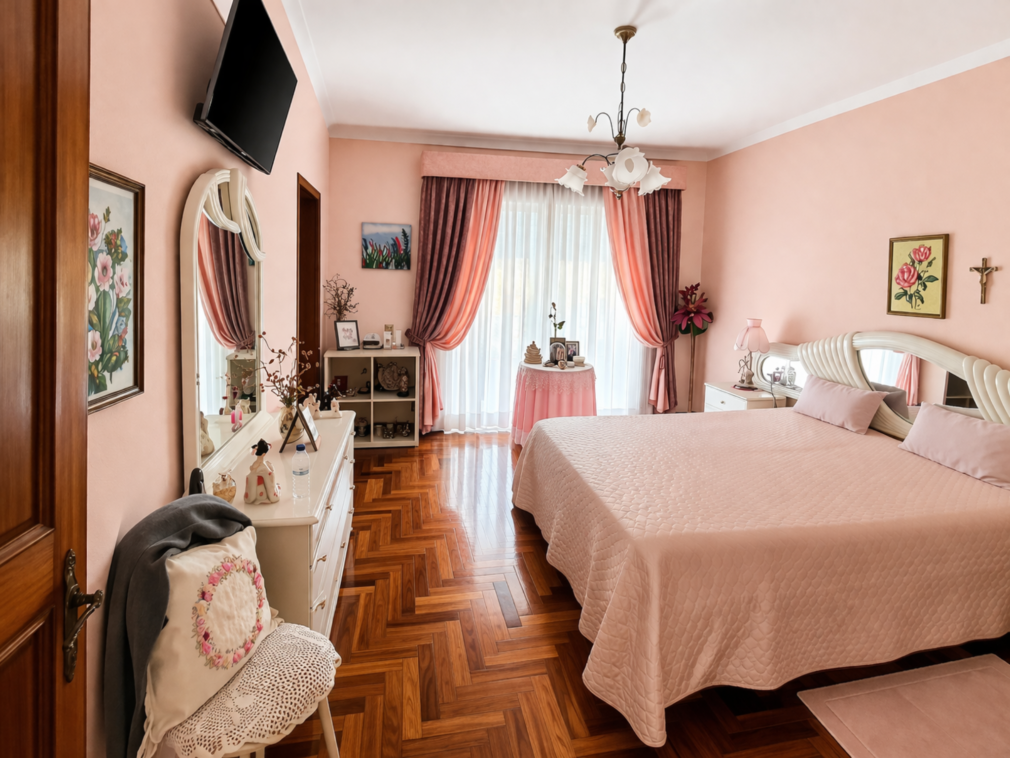 Quarto principal da moradia T5 nas Caxinas