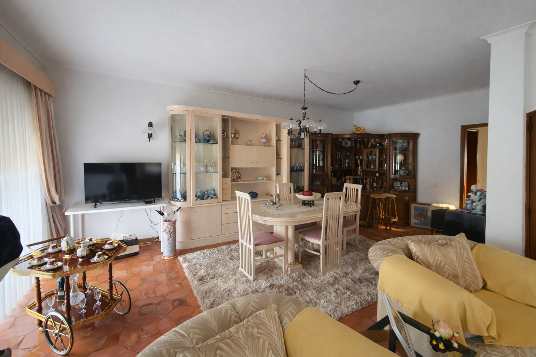 Sala de jantar da moradia T5 nas Caxinas
