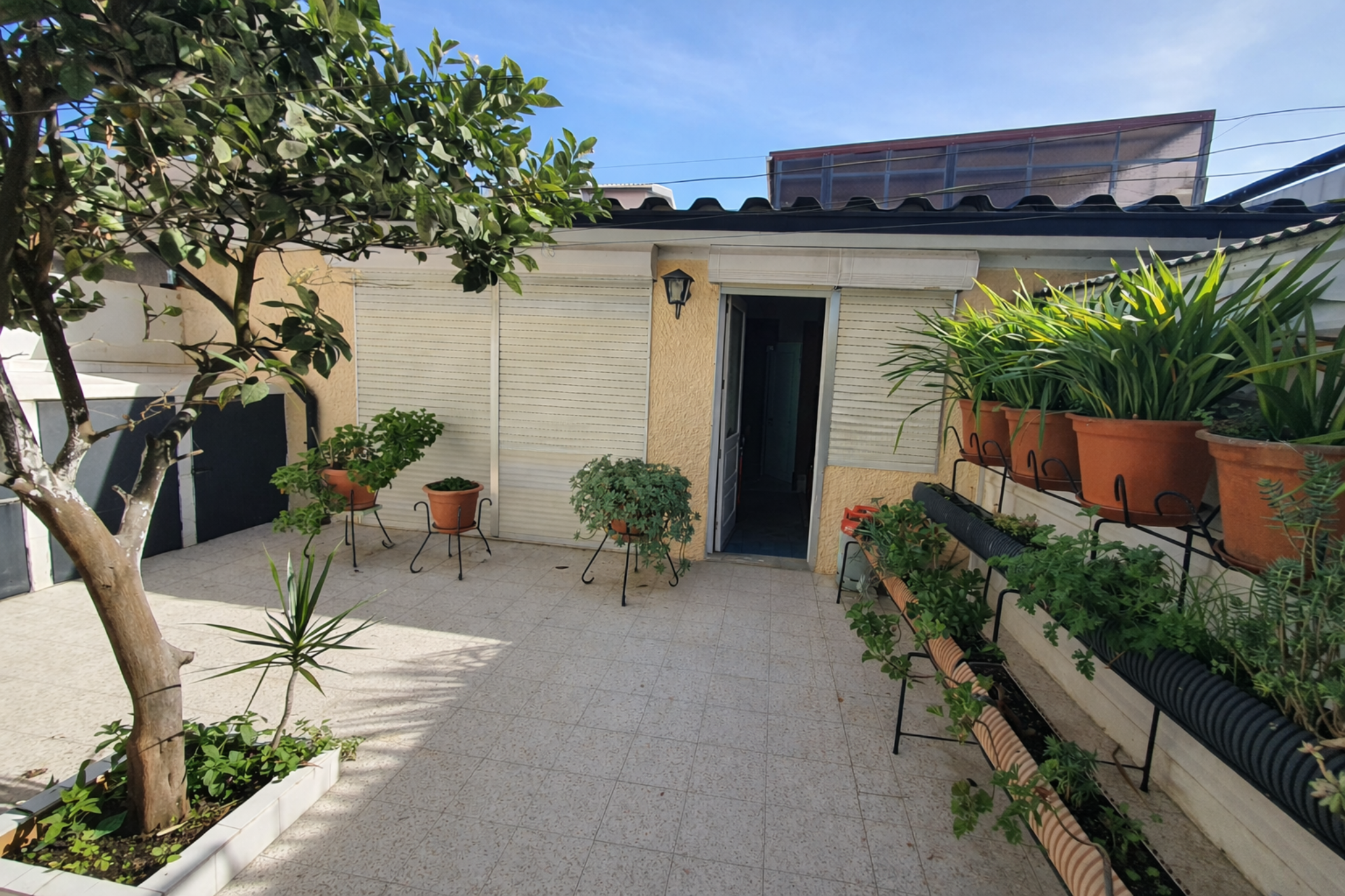Pátio exterior da moradia T5 nas Caxinas