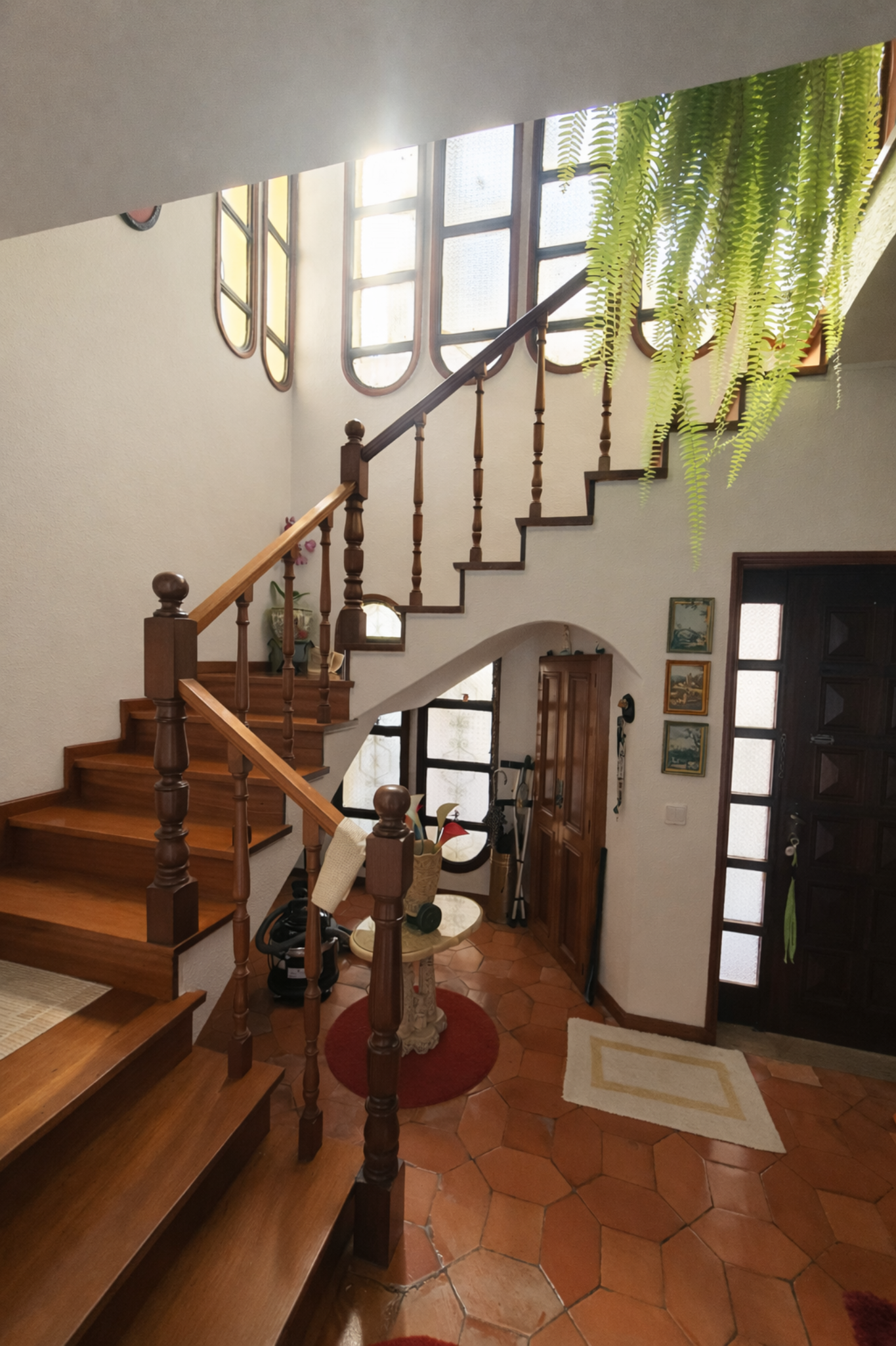 Escadaria interior da moradia T5 nas Caxinas