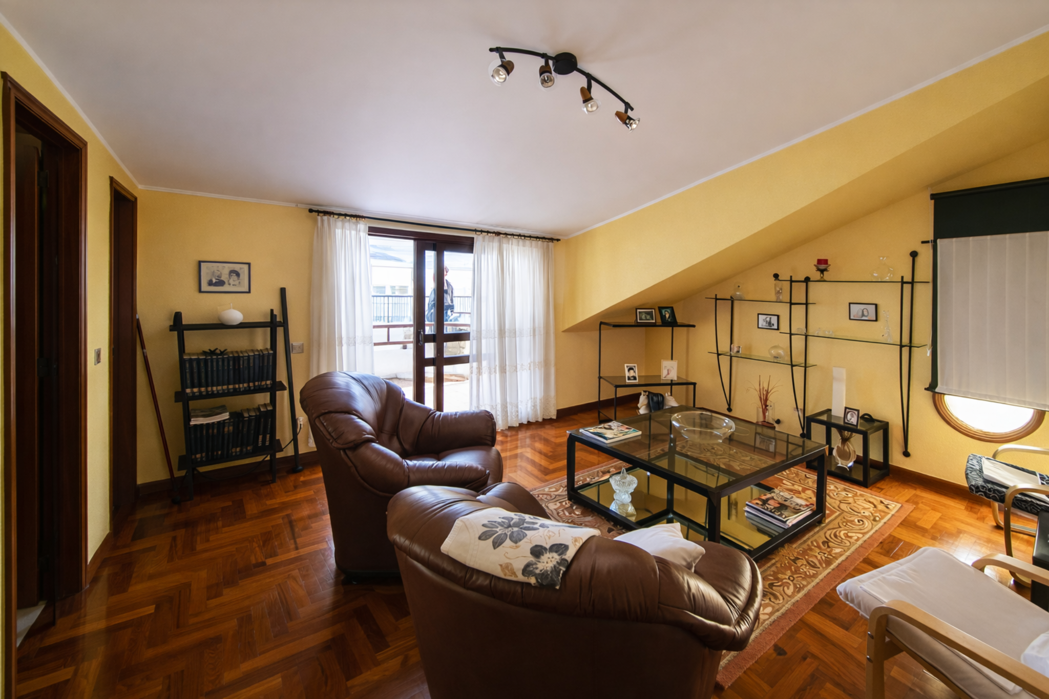 Sala da moradia T5 nas Caxinas