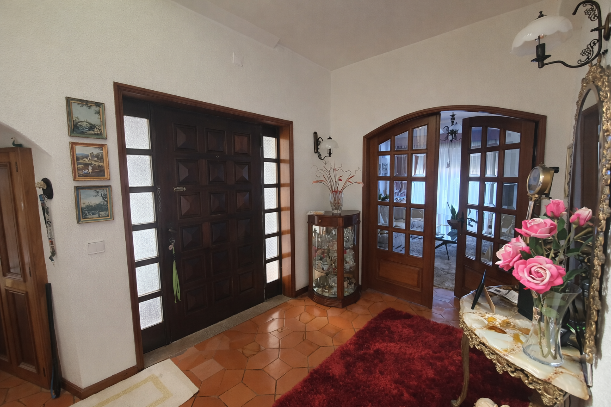 Hall de entrada da moradia T5 nas Caxinas
