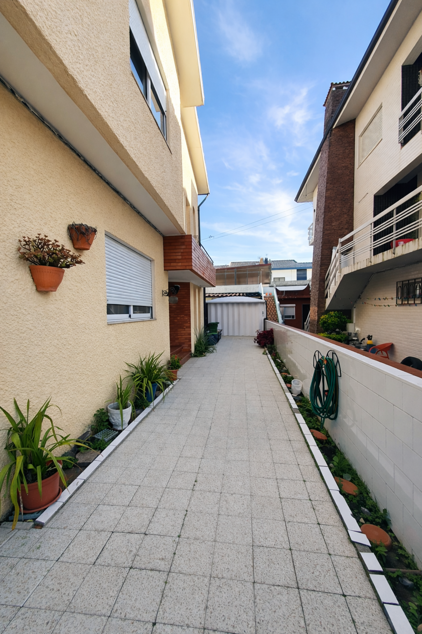Corredor exterior da moradia T5 nas Caxinas