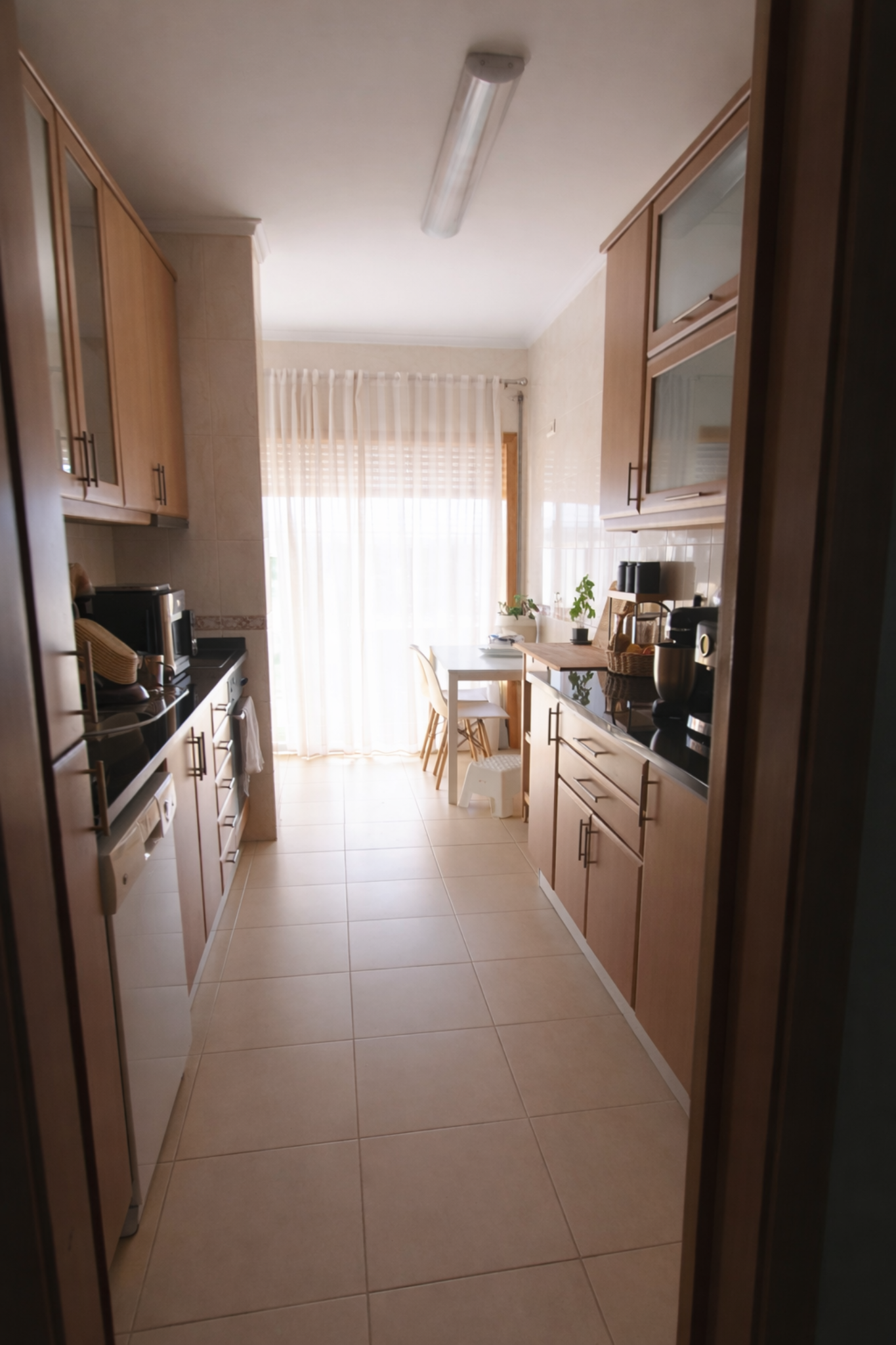 Outra vista da sala do apartamento T2 em Árvore